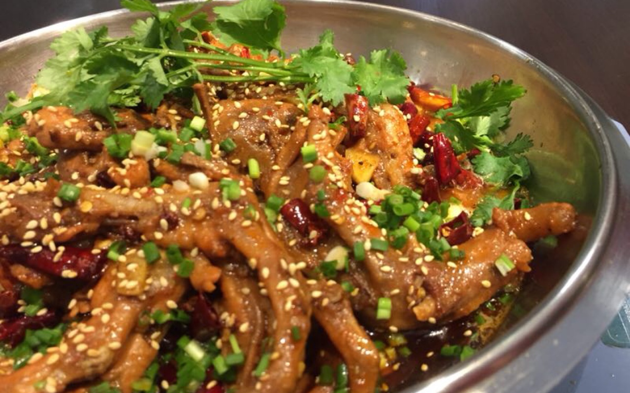 特色干锅鸭爪爪配方:孜然粉3克,桂皮20克,香叶2克,白蔻2克,白芷1克