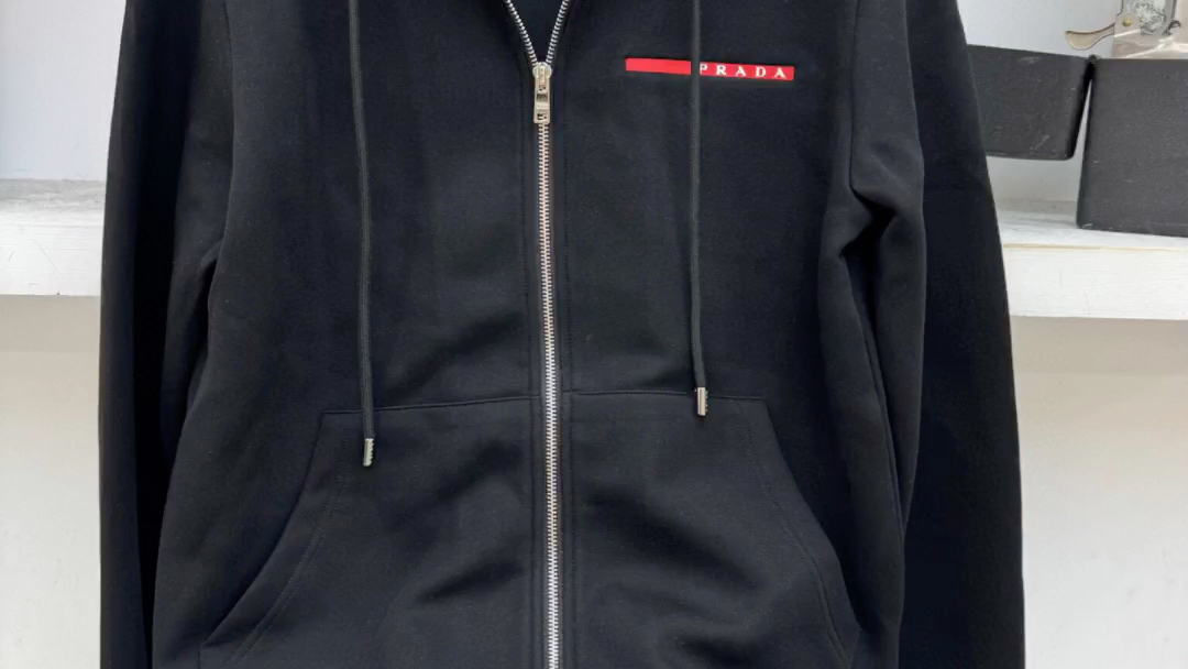 了解一下顶级原单prada普拉达经典红条pd 连帽卫衣外套代购官网正热卖