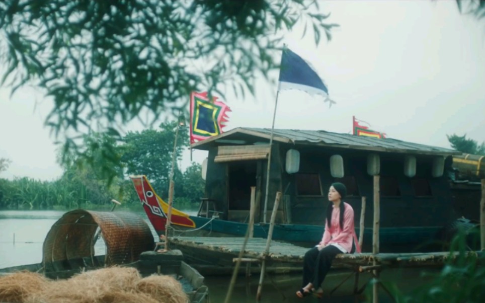 [图]［一个暗恋的MV］越南女歌手Chi Pu 芝芙 - CUNG ĐÀN VỠ ĐÔI