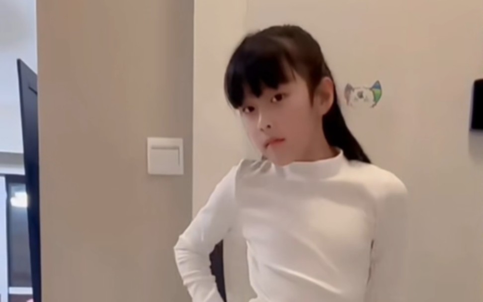 刻苦训练的舞蹈生张婉莹罗智莹同学