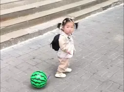 Скачать видео: 小孩姐被路过男子的身高吓到，愣在原地不走了，“第一次见这么高的大哥哥哦！”