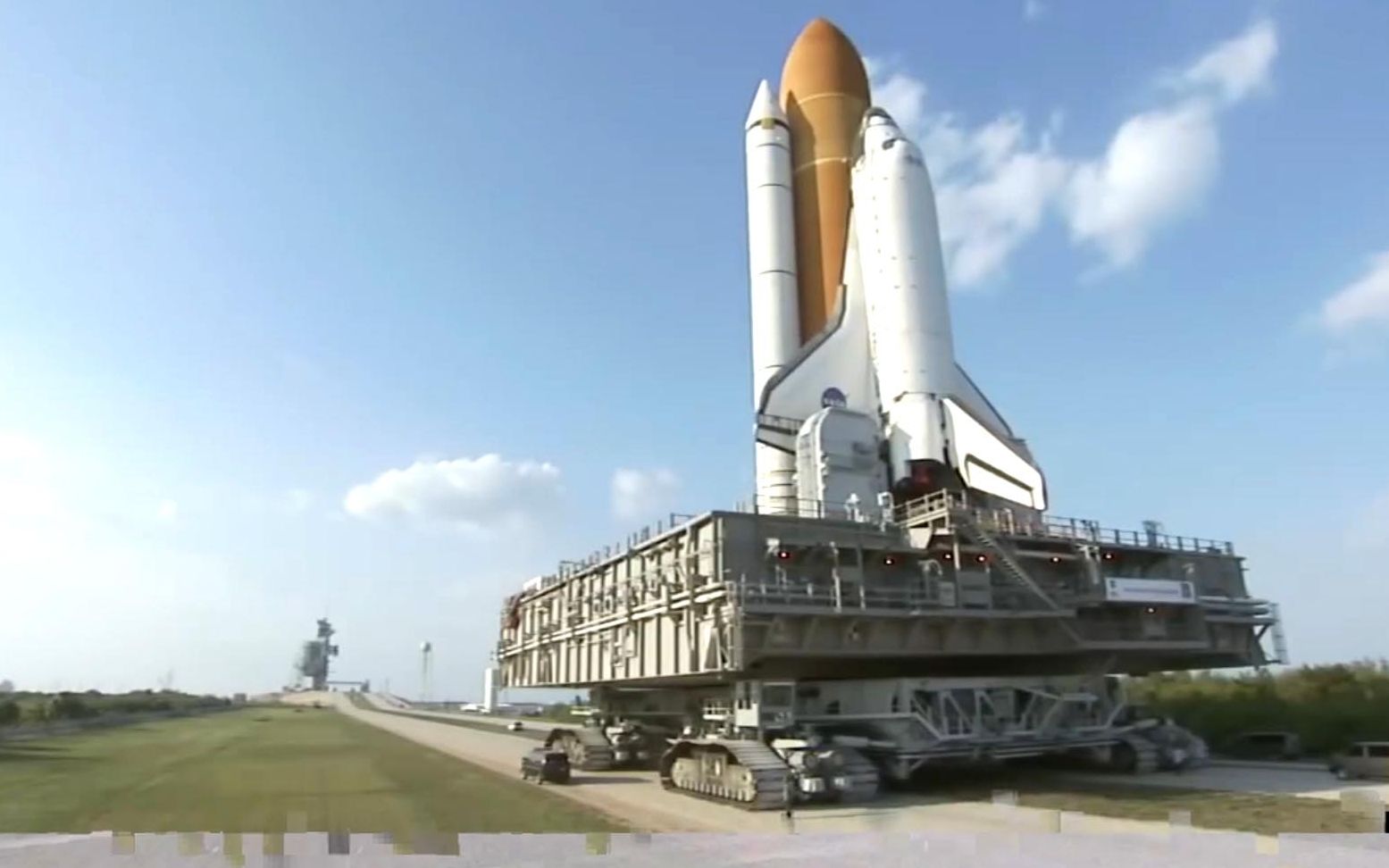 美国超级运输车,运输千吨航天飞机稳!每小时走1.6公里慢!