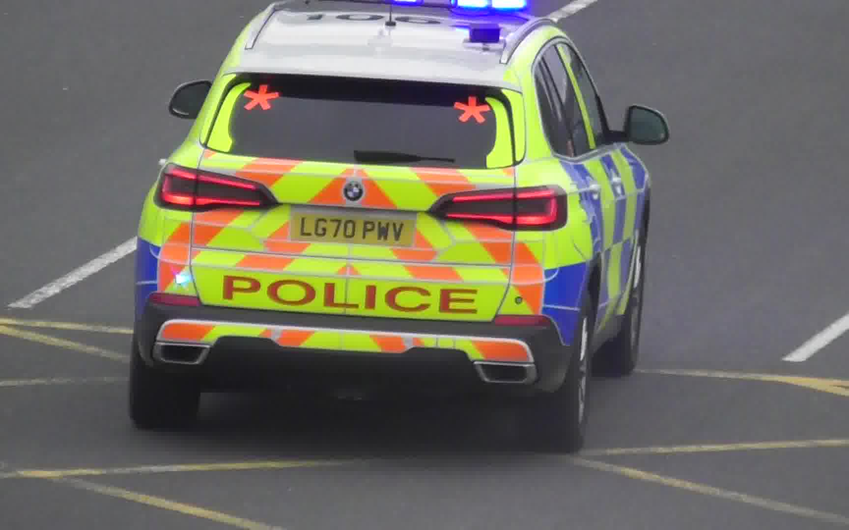 英国全新宝马x5持枪警车出警好丰满的车体