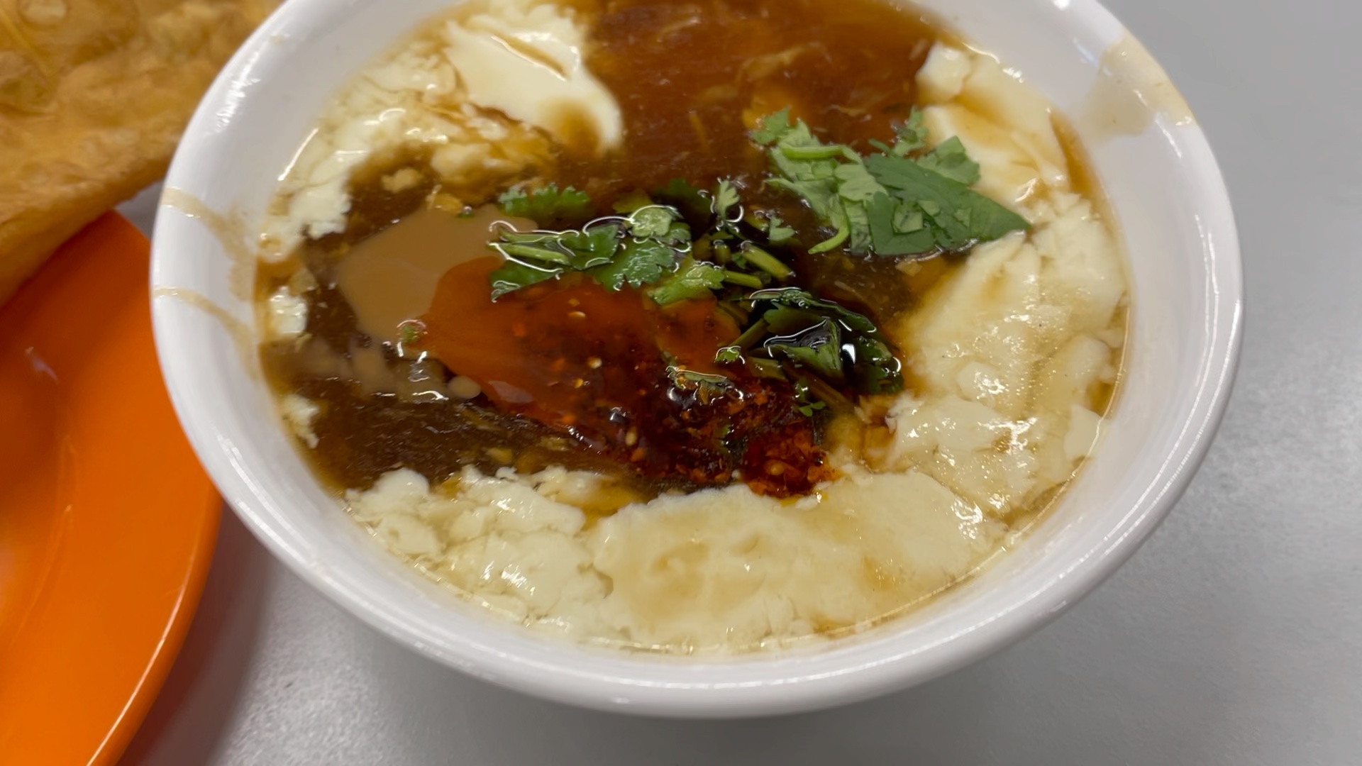 胡辣汤味的豆腐脑配上新炸的油条绝味人太多了就不吃了