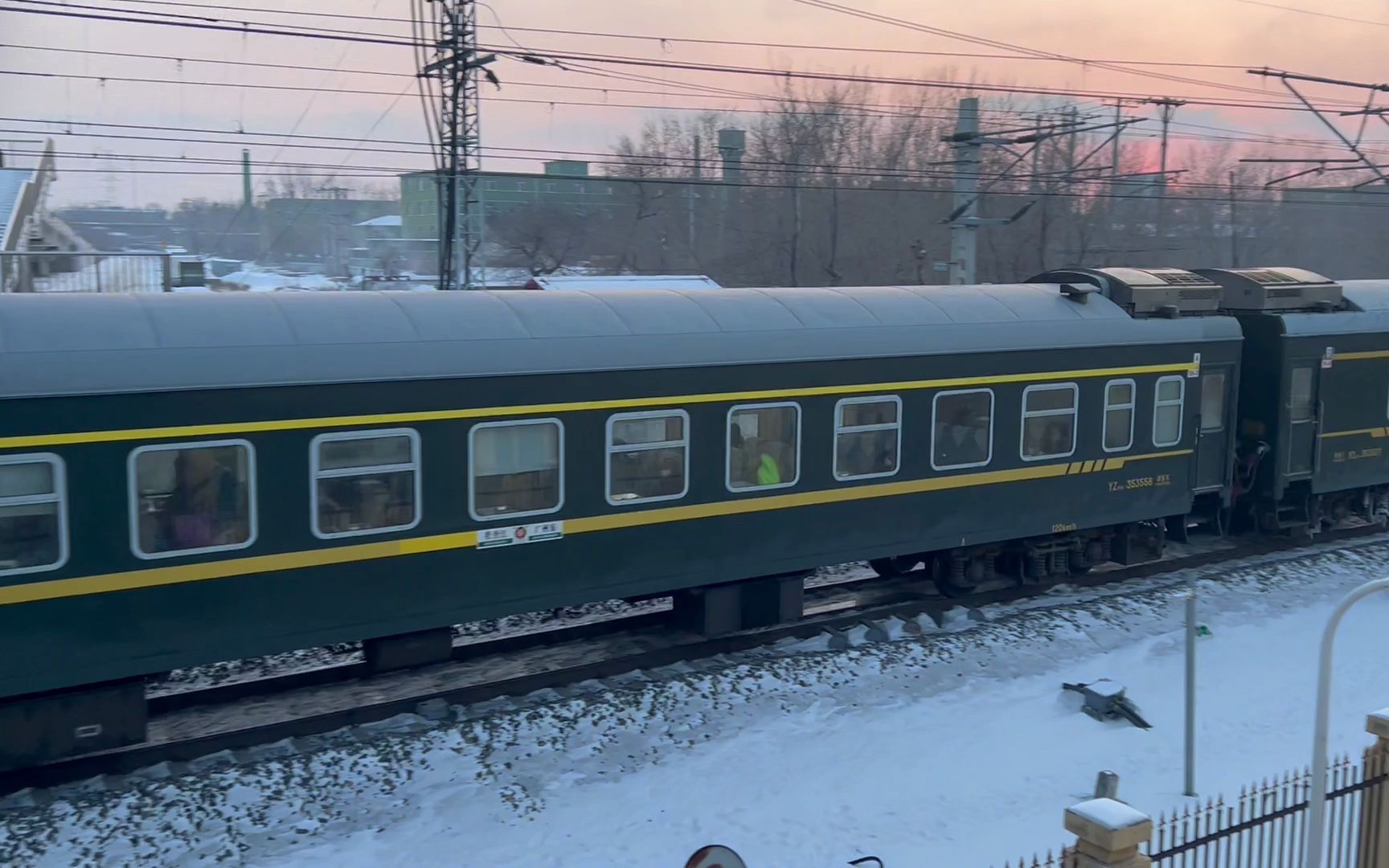 [滨绥铁路]k727次列车通过滨绥线16公里处