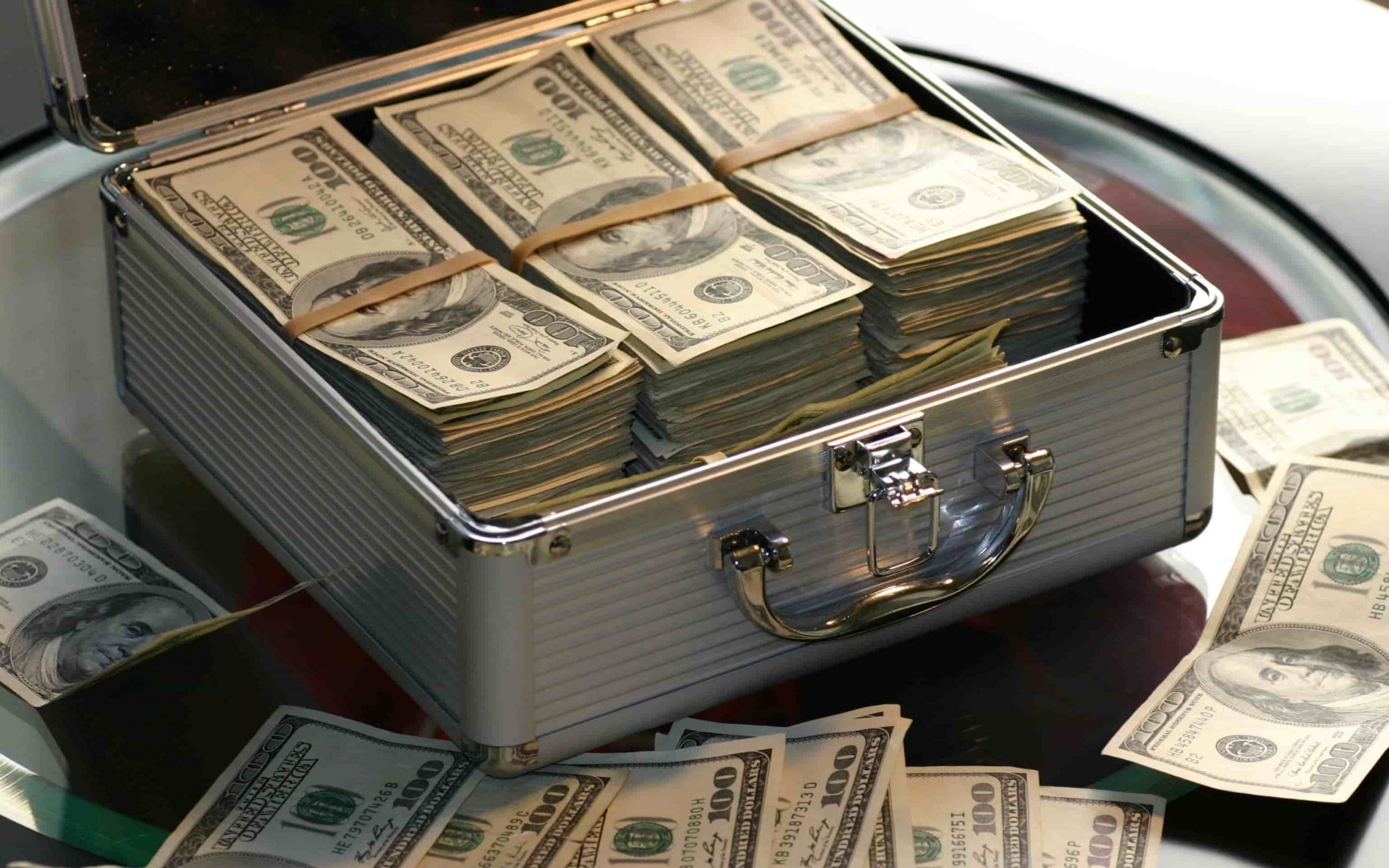 光天化日,俄外交部100万美元被调包:大面额钞票换成1美元