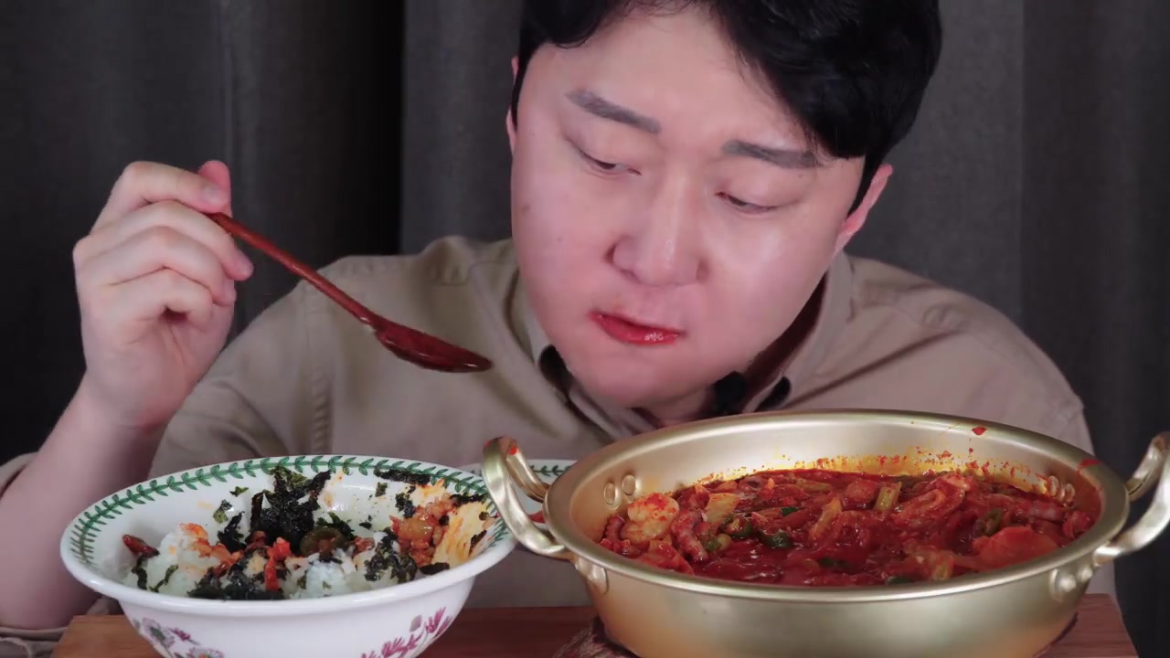 【韩国吃播,咀嚼音】屋塔房小哥-辣炒年糕配饭【屋塔房小哥】大口吃整