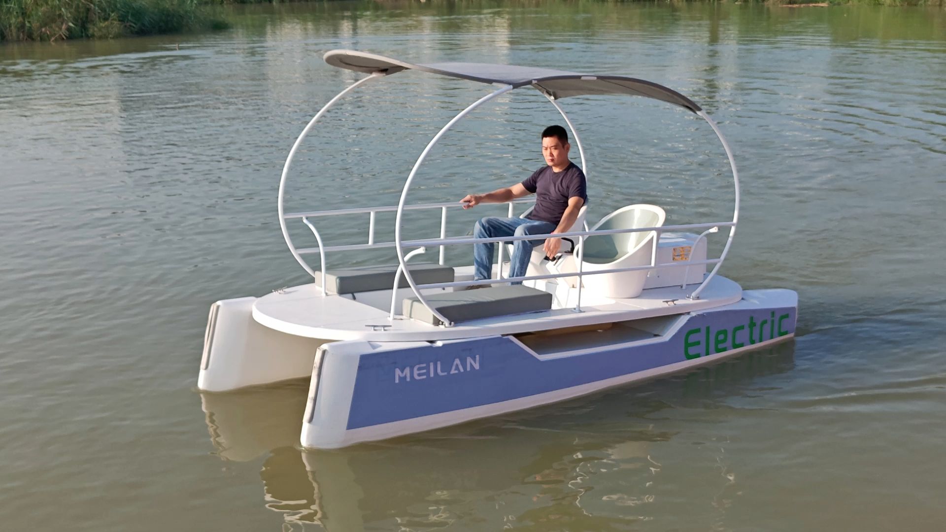 海滨电动休闲船