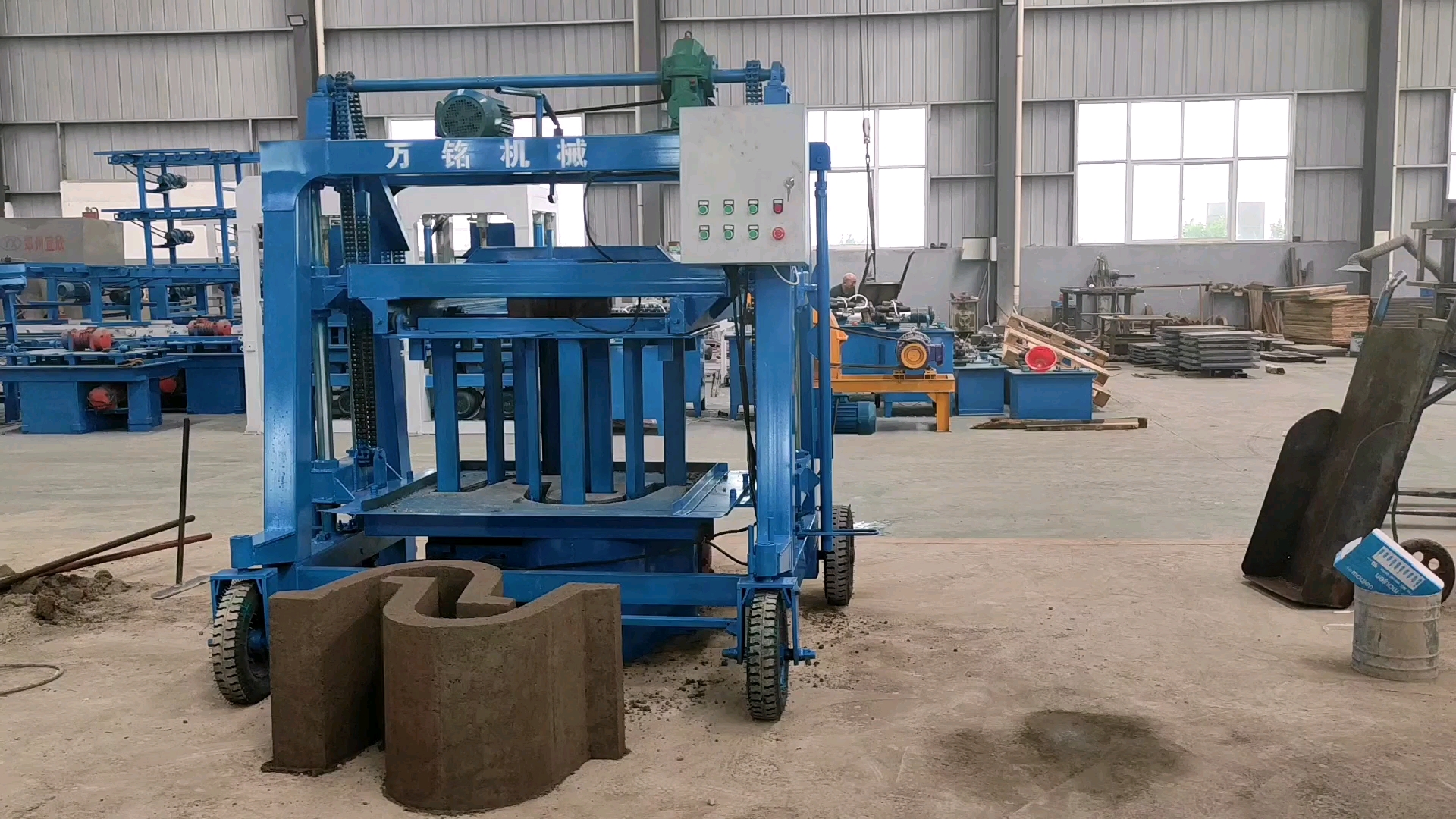 渠深400,壁厚80, 行走式农田灌溉u型渠道成型机 排水沟u型渠砖机可