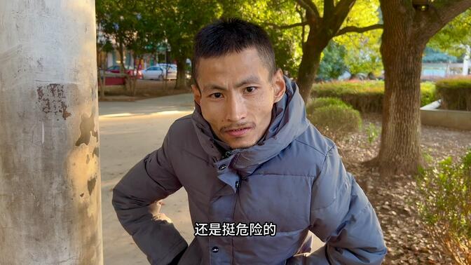 黄虎生病行动缓慢,马路牙子上摔了一跤,波棱盖卡秃噜皮了