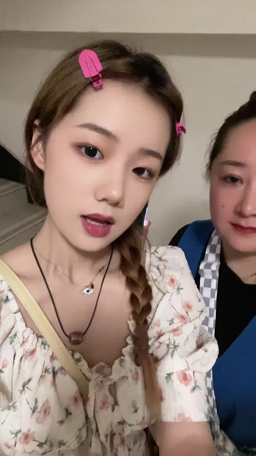 这就是我们娘俩平时的状态有点神经坏女孩母女合唱我叫金旖旎