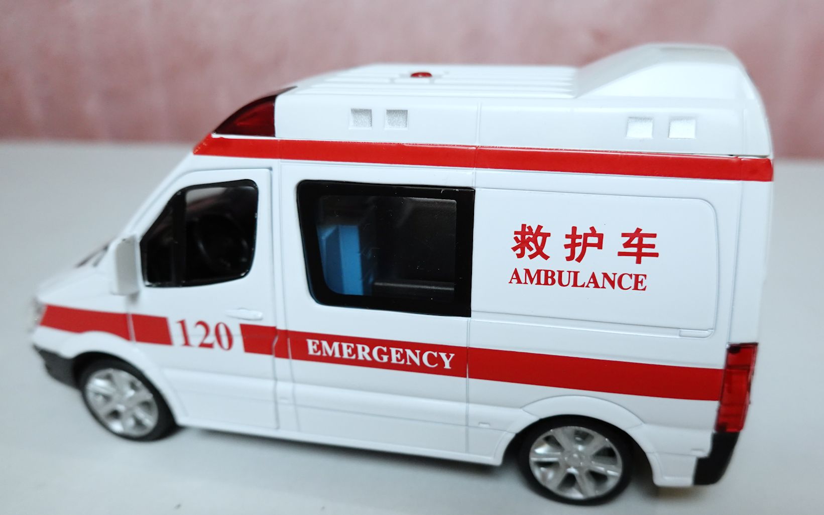 回力合金救护车轻轻一拉松手出发咯