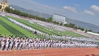 Скачать видео: 昌宁第二中学成人礼和五四青年节！三千多人打歌现场