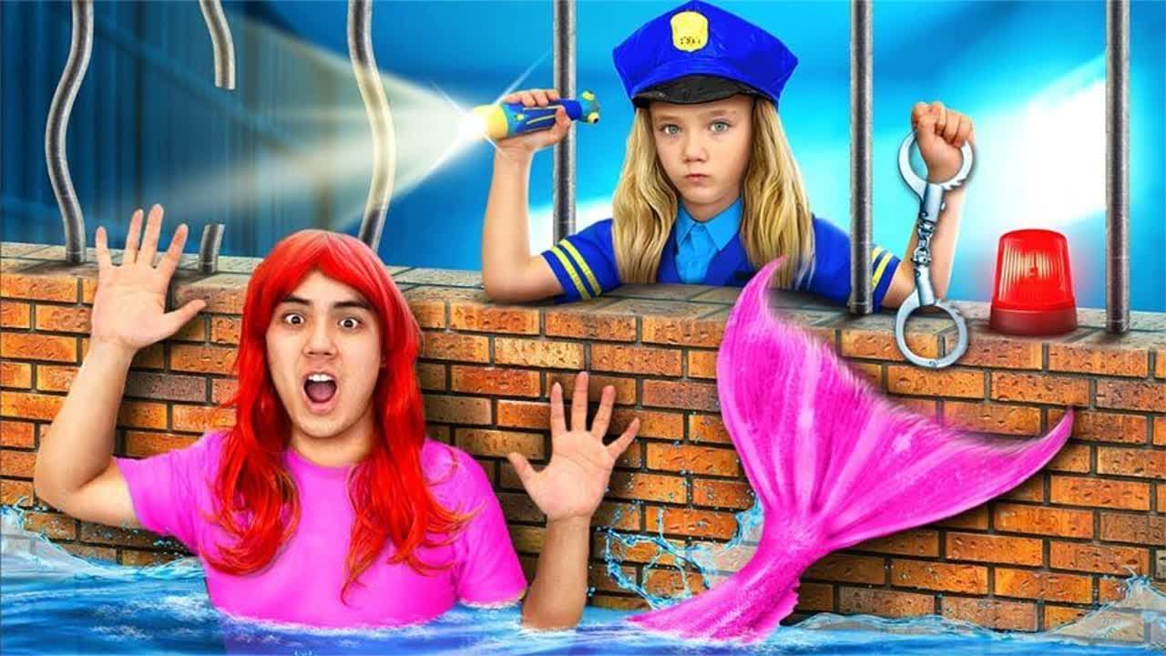 戴安娜小女孩和哥哥姐姐变身警察紧追不舍,玩具美人鱼的出逃计划能
