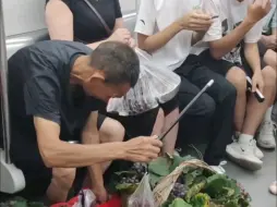 Download Video: 老人挑着担子去城里卖葡萄，同车乘客忍不住现场下单。网友：“民间烟火气，最抚凡人心。”