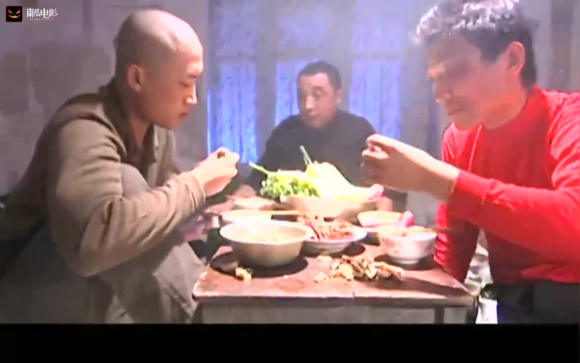 马大帅:凉菜三兄弟就是会享受,一口啤酒一口菜,嘴巴就没停下过