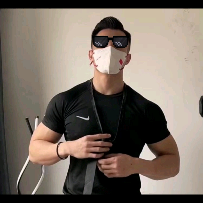 【直男别进】西安体育学院的粗壮小哥超爱穿灰裤子!胸肌腹肌可踩!