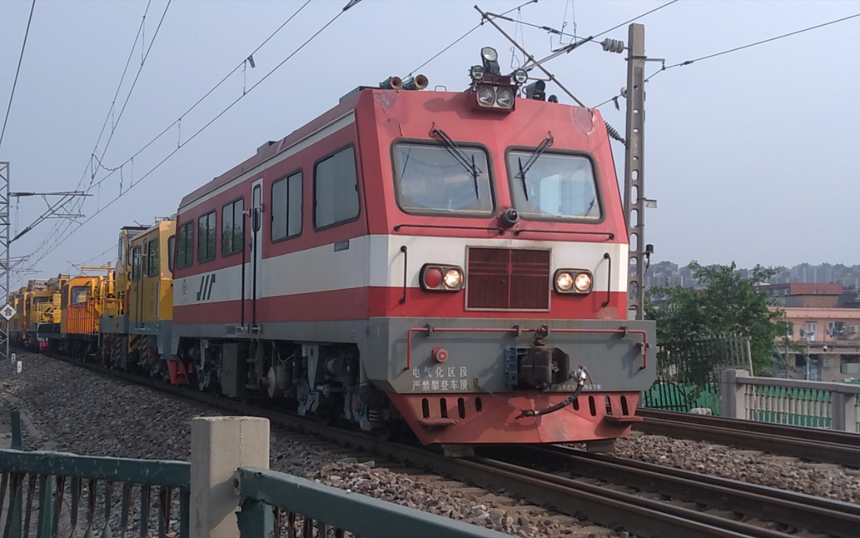 罕见! jy290牵引架网组轨道车前往石景山南站