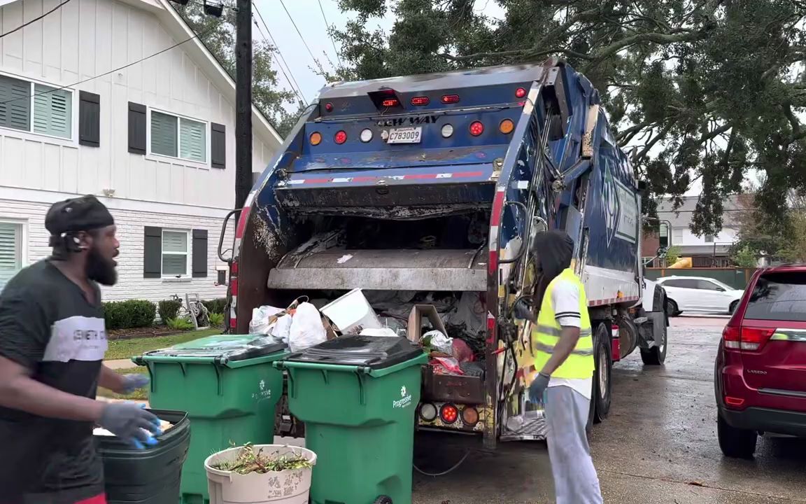 后装式垃圾回收车在美国郊区工作