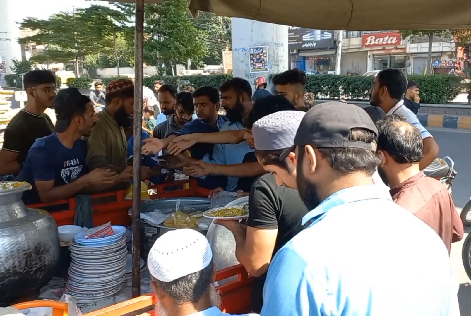 带你体验巴基斯坦街头小吃摊火爆场景