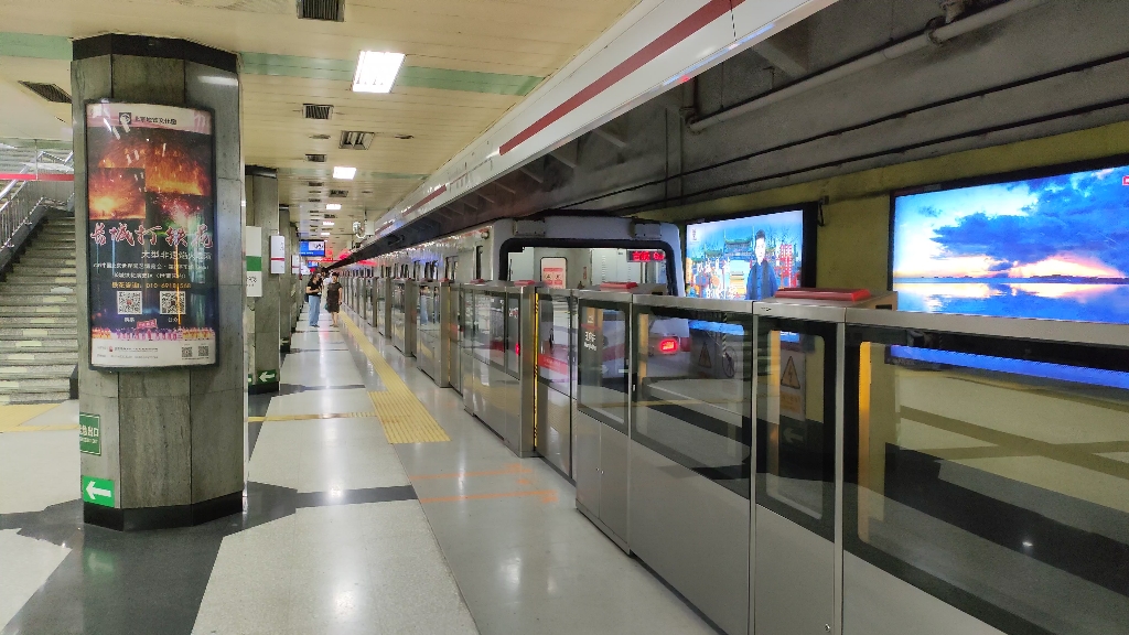 北京地铁 1 号线 01011 东单出站(古城方向)