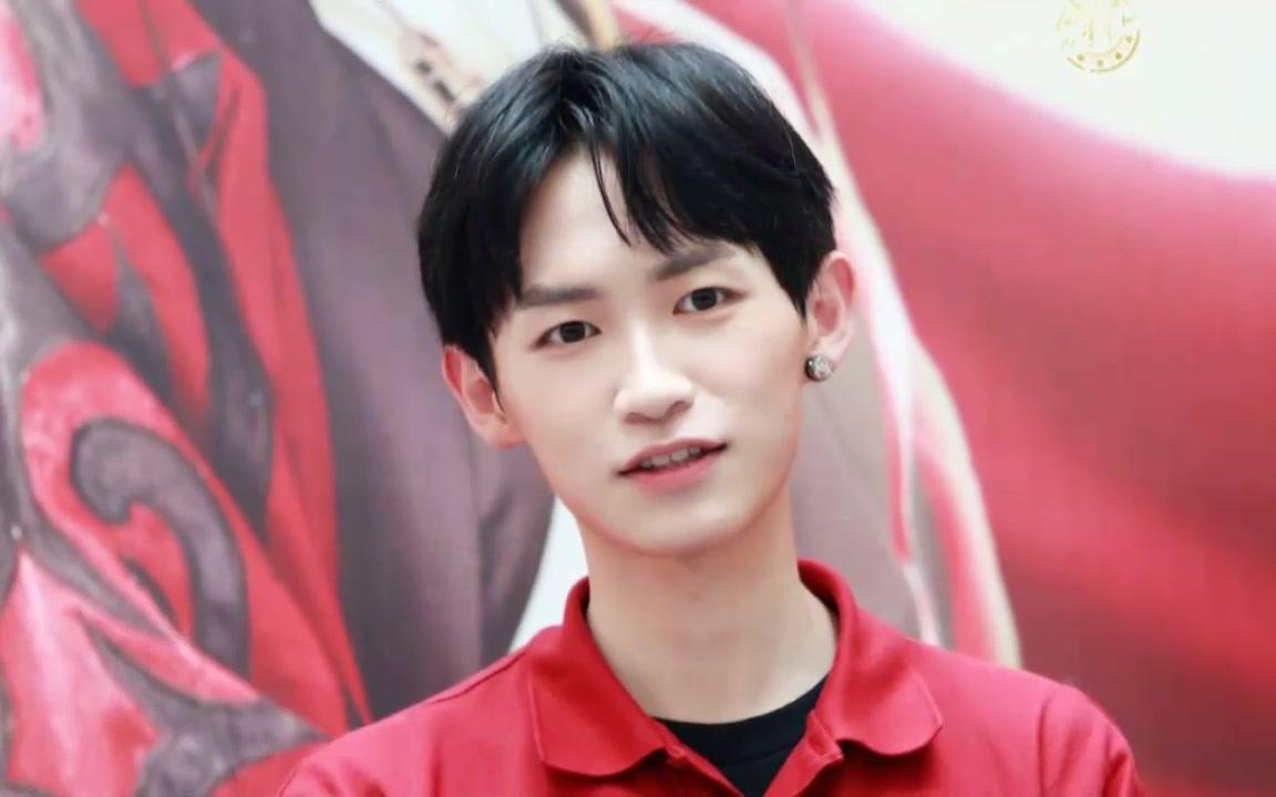 【查杰】追光者【查杰】你看我,多么渺小一个我,因为你有梦可做