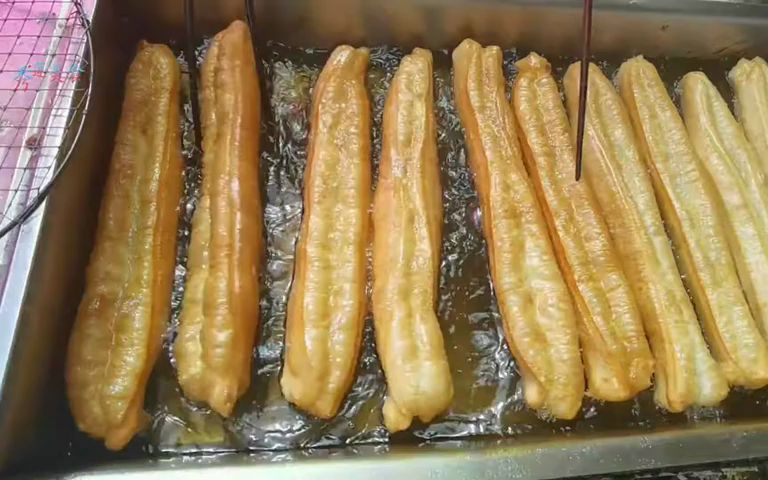 油条又叫棒槌果子,带你看看天天排队的店里,是怎么炸棒槌果子荷包蛋的