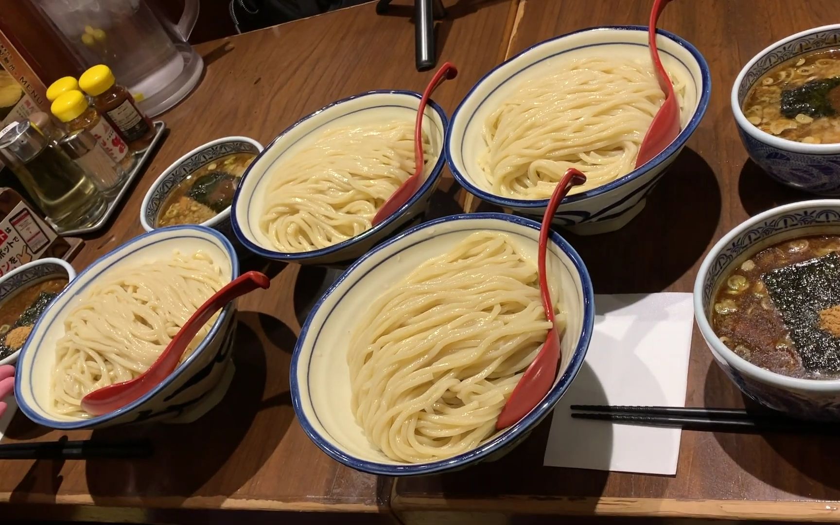 双子在三田制面所吃了4碗特大碗蘸面201010