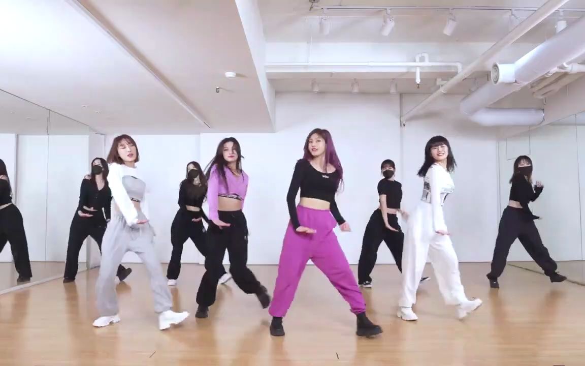 [图]Let Me Out' Dance Practice