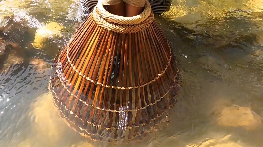 外国小姐姐,亲自上演传统鱼篓如何捕鱼,钓鱼哥别羡慕