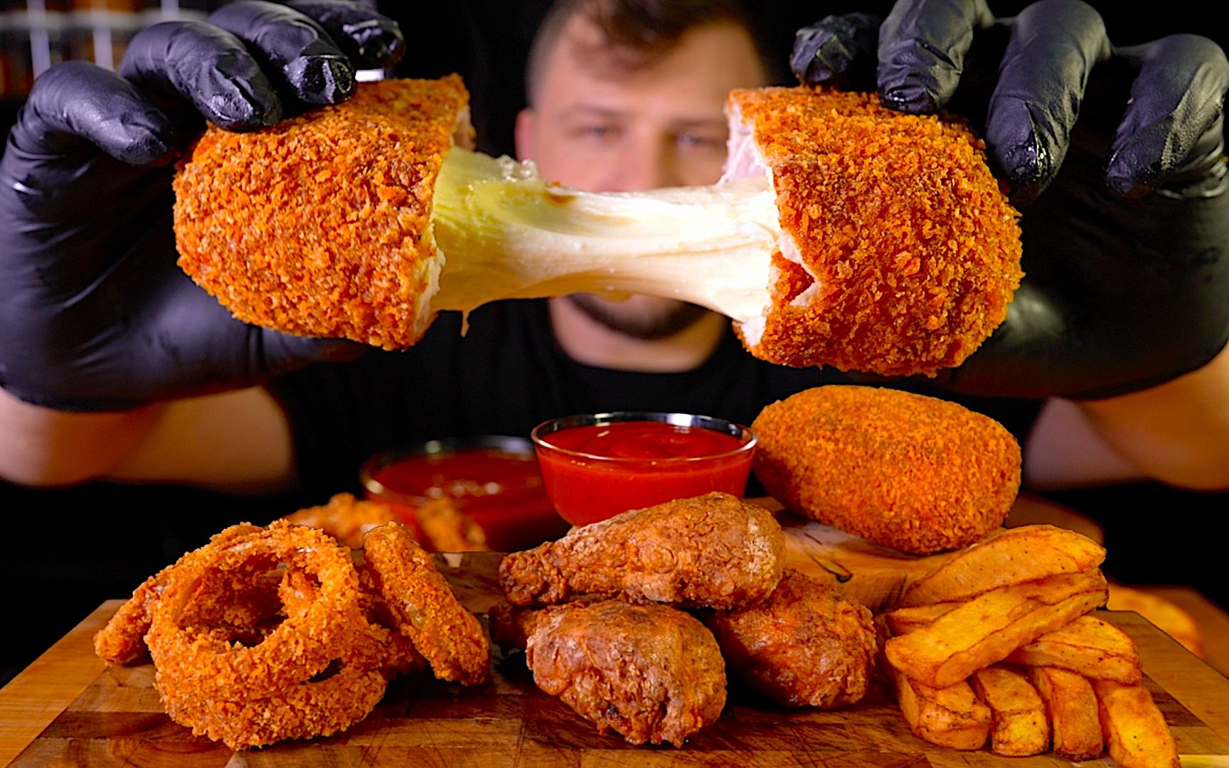 芝士流心炸猪排,脆皮炸鸡腿,配炸薯角和洋葱圈,开心