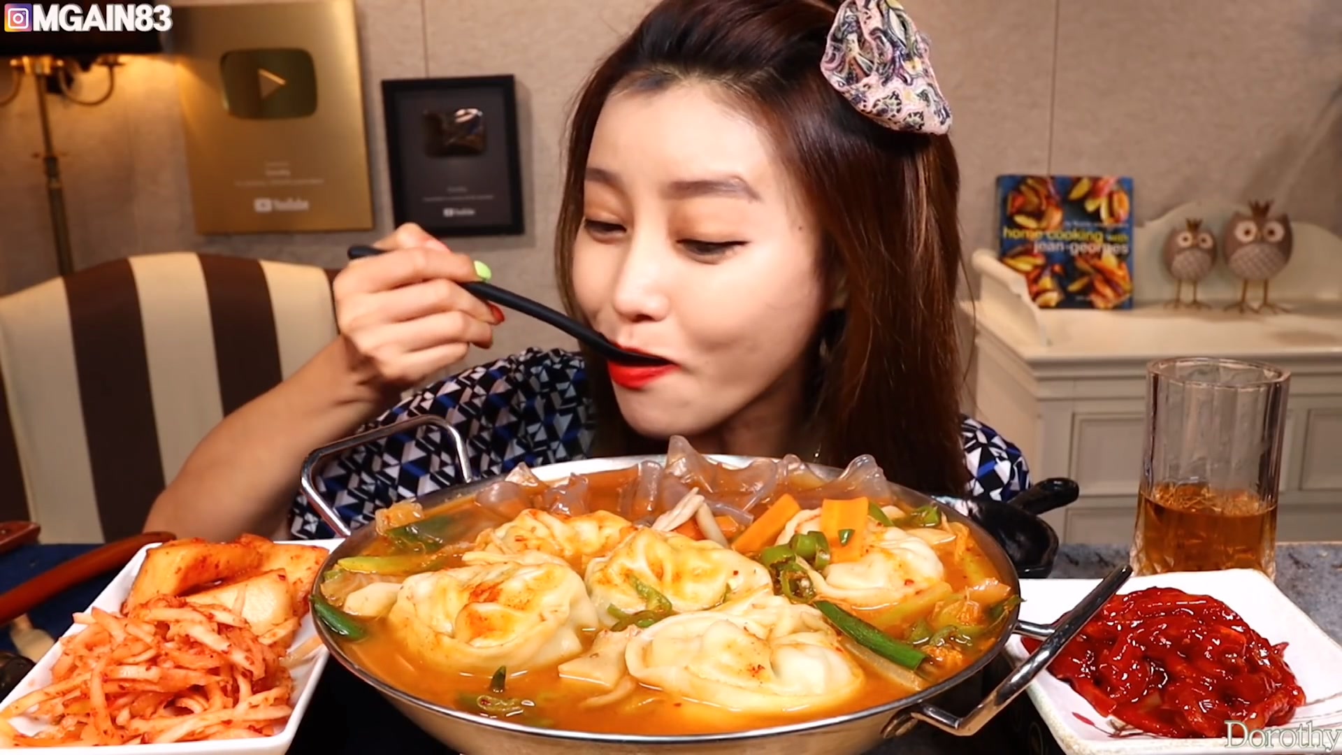 【好看吃播小姐姐dorothy】辣王饺子粉丝火锅,美味吃播!