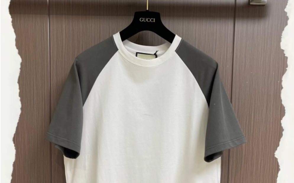 说一下高仿gucci古驰双g刺绣 logo 肩部灰色拼白短袖t恤