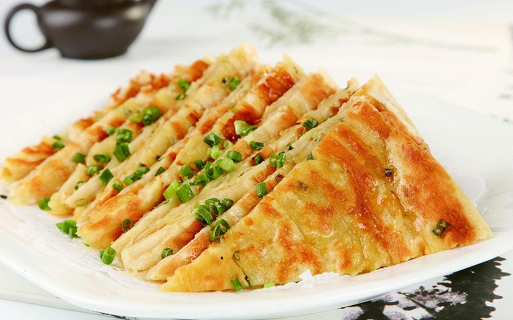 外酥里软的葱花烙饼这样做,只用这一招,让你忘却披萨饼