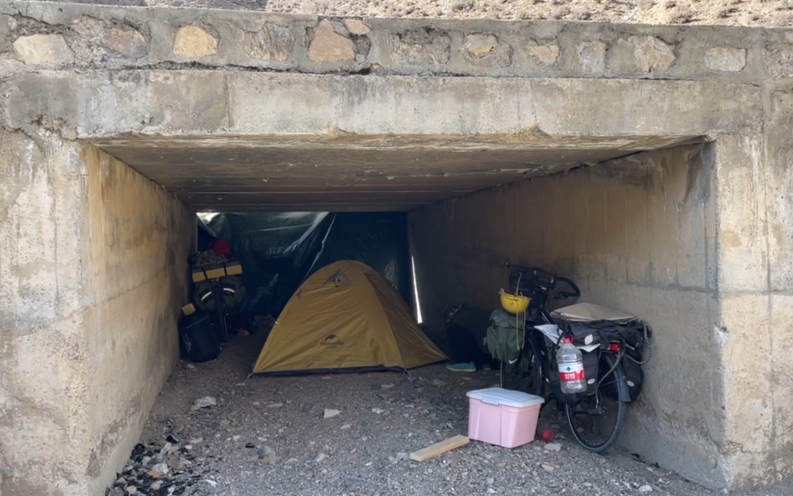 骑行去新疆,遭遇狂风耳朵都吹聋了,晚上带着狗子住桥洞