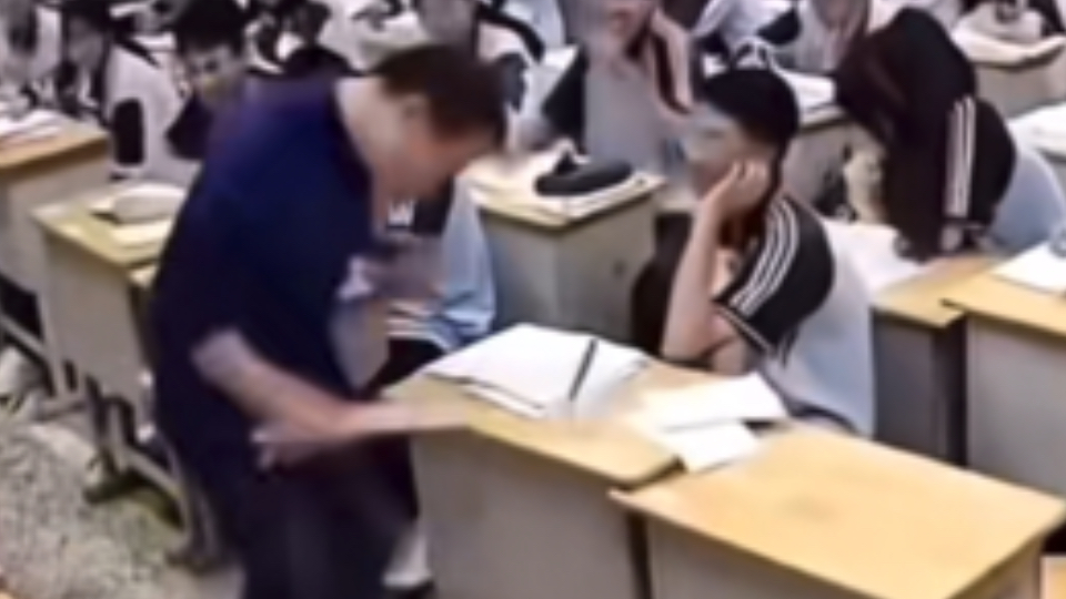 试图杀死桌子，让学生无法学习