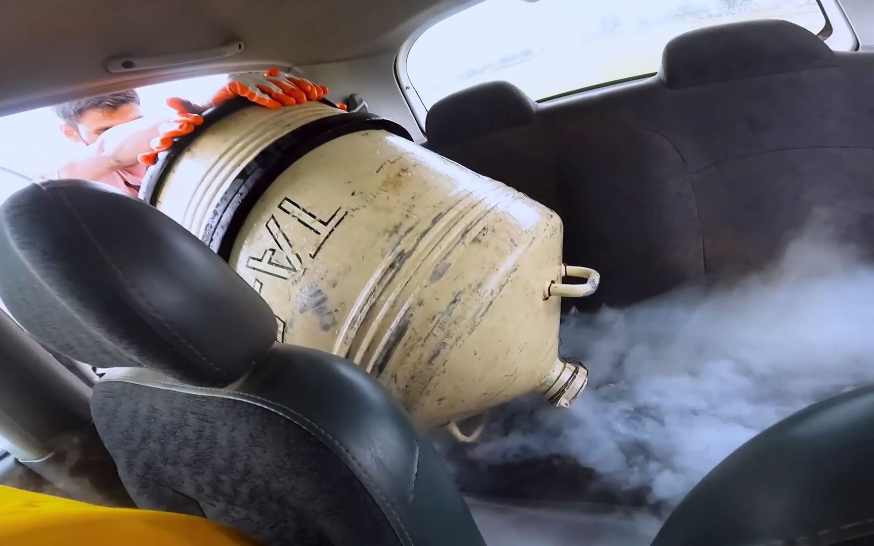 110升液氮全部倒进汽车里,车身会直接冻住吗?最后却在意料之外