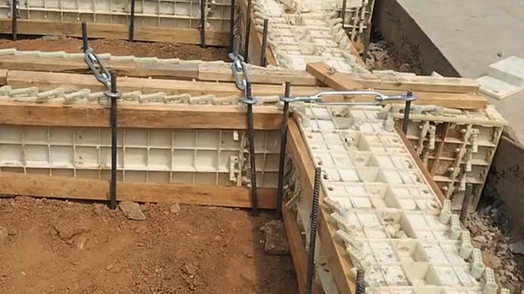 框格梁护坡模板加固现场,人工成本和施工时间减半,施工后效果一目了然