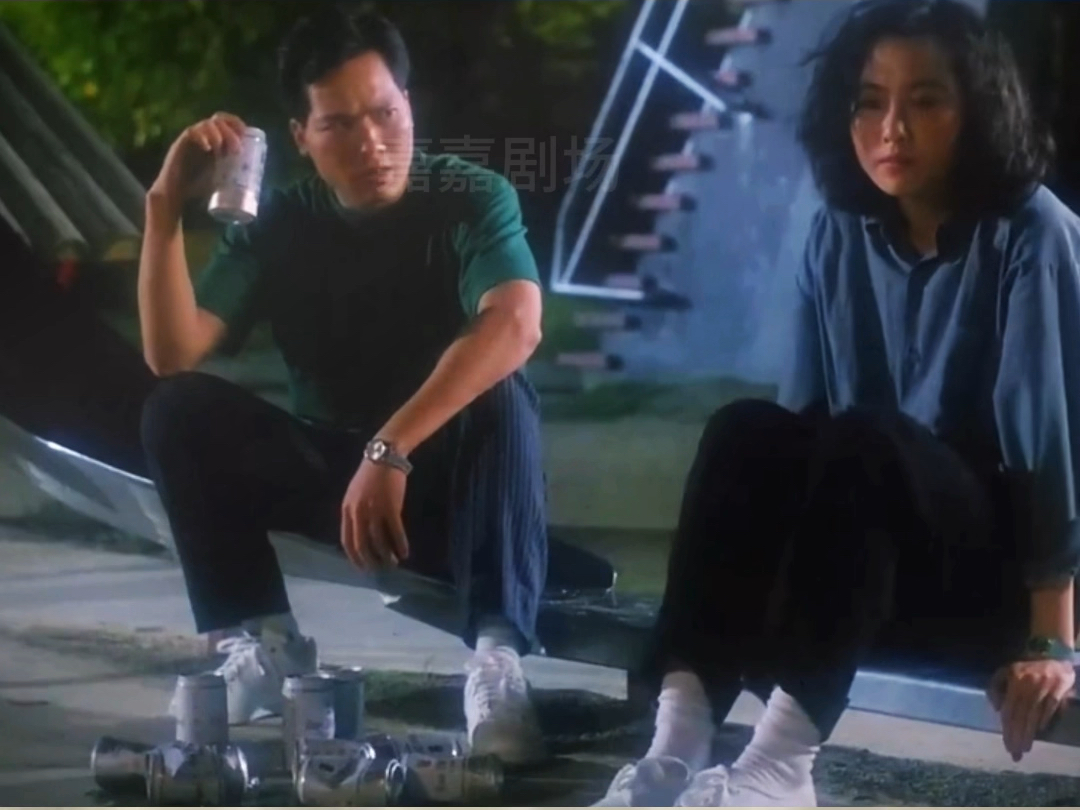 《猛鬼入侵黑社会》坤哥(洪金宝饰)是黑帮大佬,仍兼睇场,收债等工作.