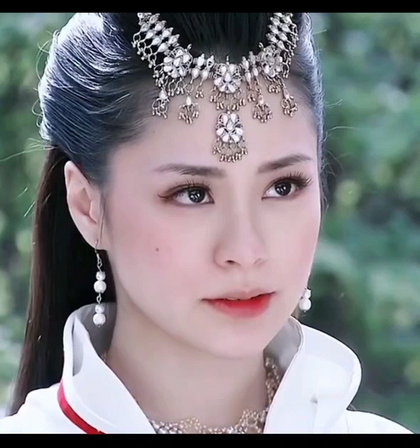 丁瑶和仙乐虽然都是同一个人演的,但感觉完全不一样,仙乐的是端庄