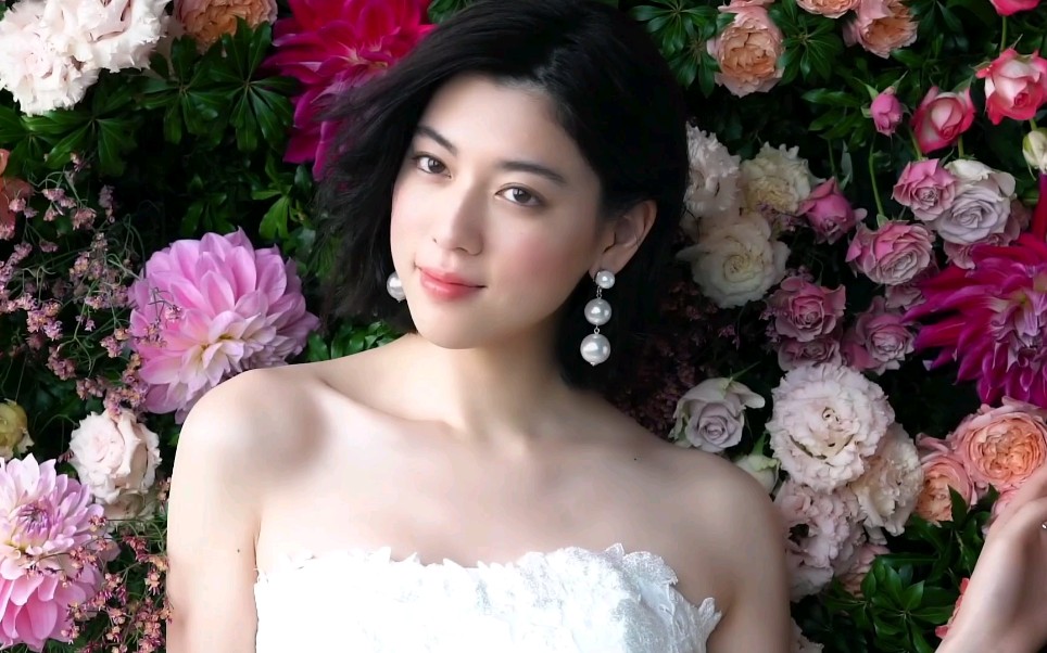 [图]日本模特，三吉彩花婚纱装