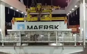 Descargar video: 集装箱船卸货 Loading and Discharging Container Vessel