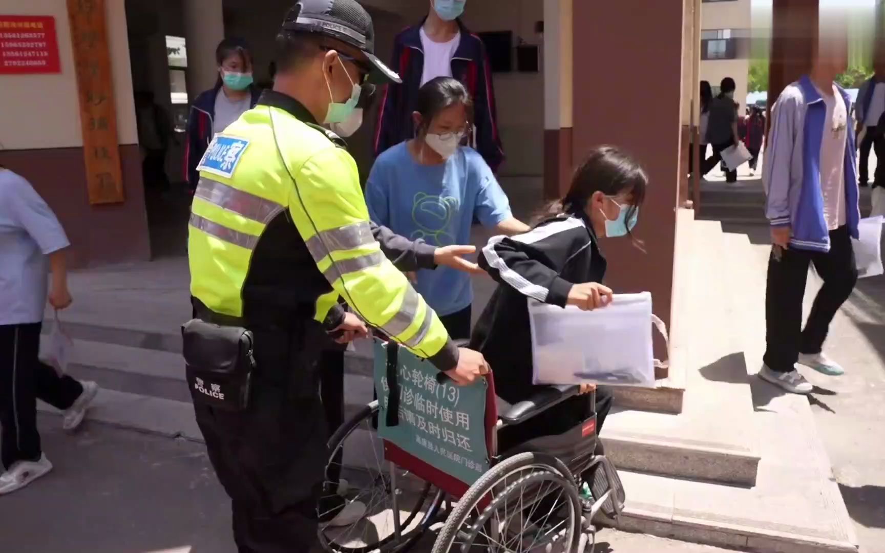 [图]【考场外温暖记录】考生行动不便，高唐交警一路护送到考场