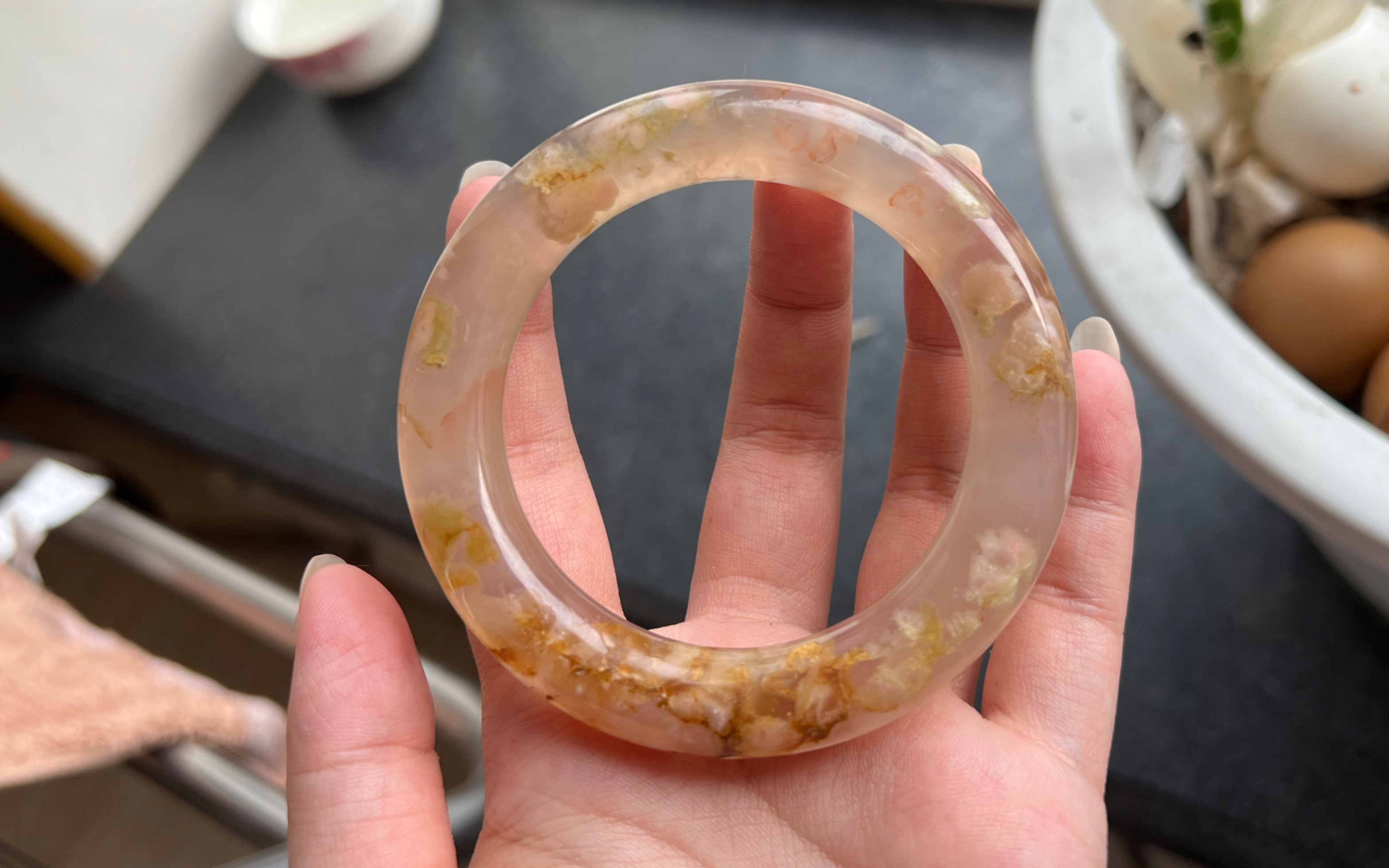 金秋水蜜桃,55 樱花玛瑙圆条镯,飘点小龙纹无暇的一只,360包邮