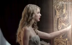 Download Video: Taylor Swift超美的香水广告。歌：Enchanted