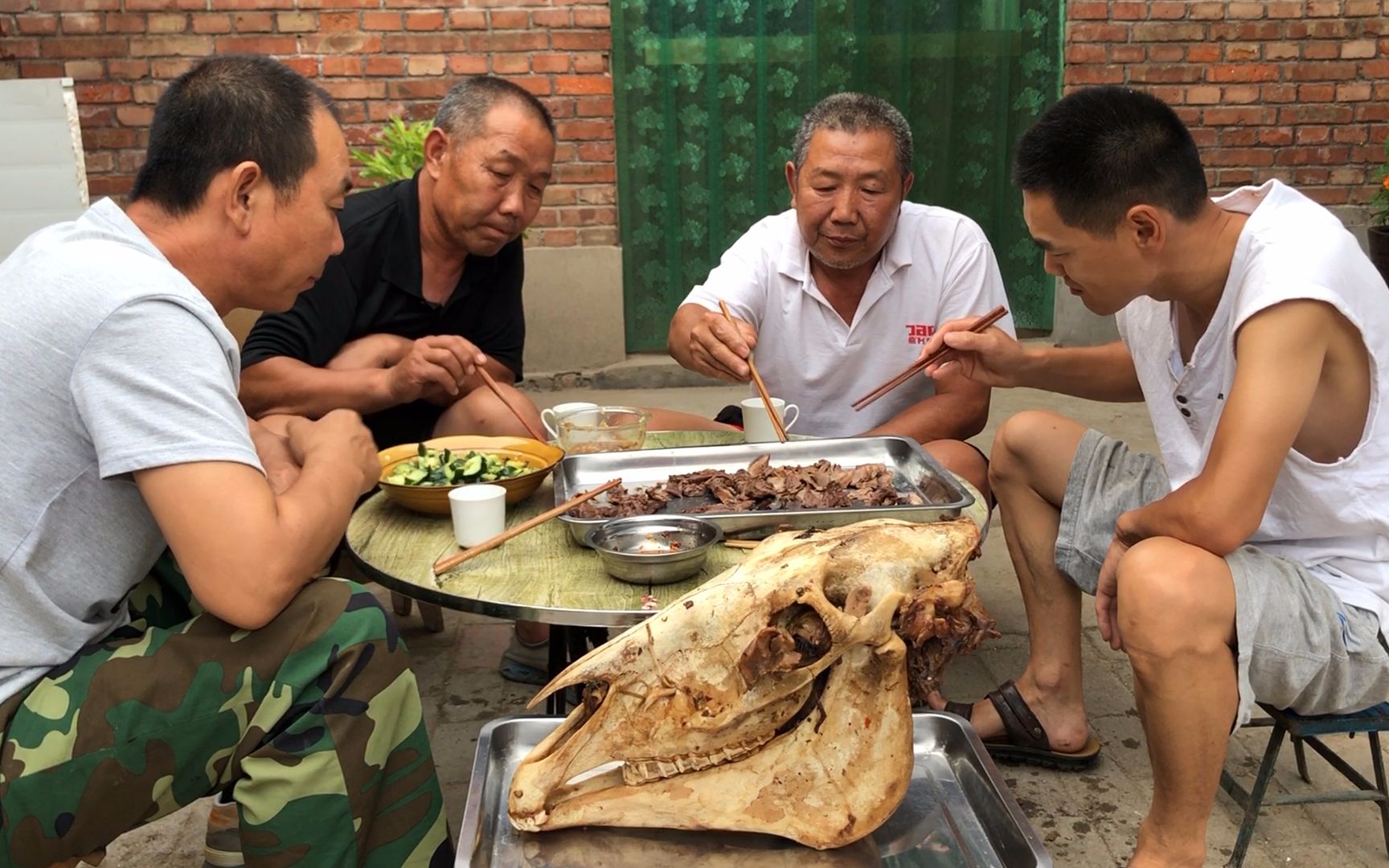 [图]阿远第一次卤马头吃，大伯四叔老爸都挺爱吃，这马头卤出来味不错