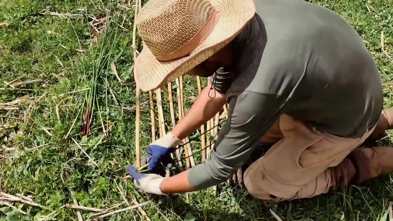 [图]Primitive Mud Brick House Build, Make Door and Roof, Reed Rope, Survival Shelter