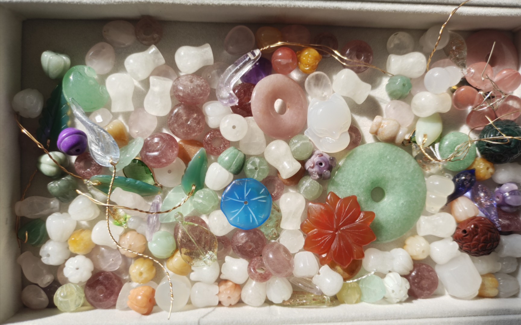 1块一个的天然石花瓣雕件打包