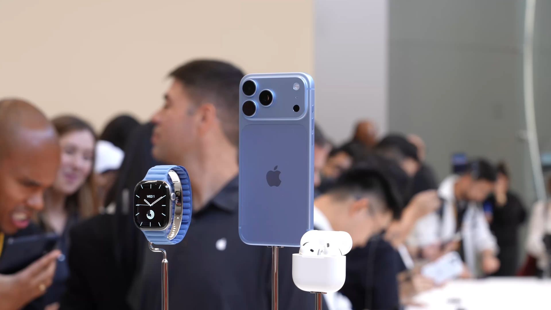 iPhone 18 Pro 长这样！你更喜欢冰川蓝还是勃艮第红？