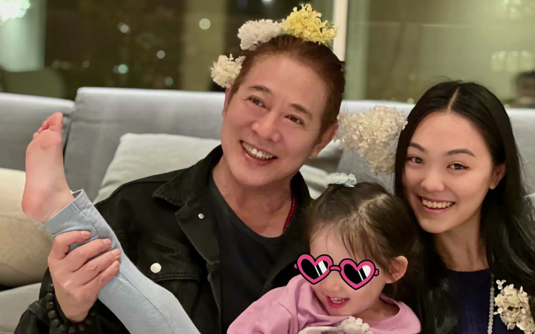 李连杰向佐一家开心聚会 李连杰染黄发状态好